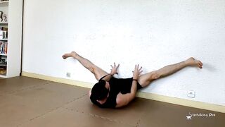 Stretching - Grand Écart Facial au mur