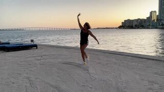 Flexible women's American adventure in Miami