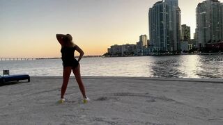 Flexible women's American adventure in Miami