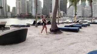 Flexible women's American adventure in Miami