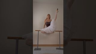 jumpy girl #flexible #ballerina