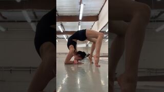 BACK STRETCH #flexible#back#stretching#bridge#ballerina#body#ballet#dancer#training