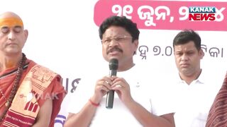 International Yoga Day 2024 | Odisha Health Minister Mukesh Mahaling Performs Yoga In Bolangir