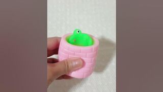 stretching squishy frog ???? ???? #viraltoys #squishy #stretching #funandfidgety #stressrelief #fnaf