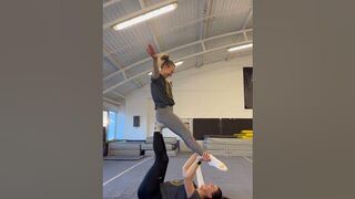 Повторюємо акробатичні елементи #acrobatics #fitness #challenge #stretching #sports #gimnastik