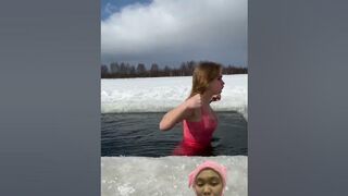 Manusia es kedinginan #shorts #challenge #dance #snow #bikini #swimming #icequeen