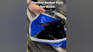 Draining oil with „DerBlaue“ Flexible Bucket