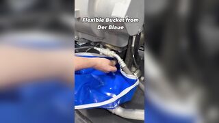 Draining oil with „DerBlaue“ Flexible Bucket