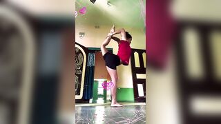 leg balance????@yogavmandira3519@YouTube#everyone#yoga#morningroutine#sports#yogs#fitnessmotivation