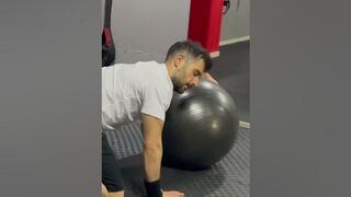 Stretching dorsale su fitball #fitness #allenamento #stretchingexercises