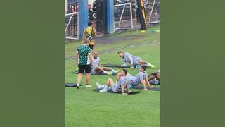 STRETCHING SANTAI PARA PEMAIN PERSIB SEBELUM SESI LATIHAN DIMULAI! #SHORTS