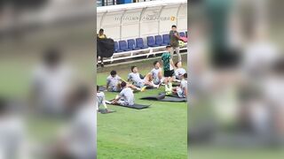 STRETCHING SANTAI PARA PEMAIN PERSIB SEBELUM SESI LATIHAN DIMULAI! #SHORTS