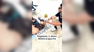 Regalo dinero a chica en bikinis ????