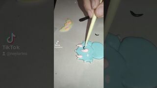 llavero de dinosaurio en porcelana fria o masa flexible tutorial fácil y rápido. tema bebé