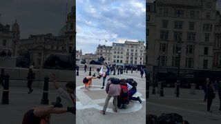 IMPROVISATION AT TRAFALGAR SQUARE LONDON! #libertybarros#themostflexiblegirlintheworld#yoga#flexible