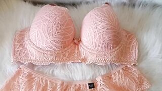 Abrindo caixa de lingerie de juruaia