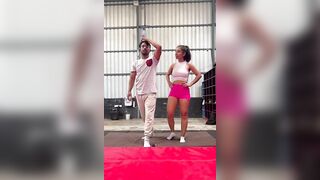 Ladkiya jyada flexible kyu rehti h? #shorts #ytshorts #couplegoals #acrobatics #kicks #challenge