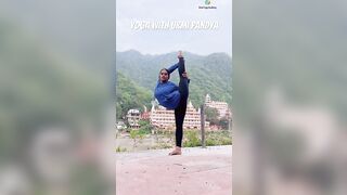 Leg stretching yoga pose #yogaurmi #yoga #yogaasana #yogawithurmipandya #yogaposes #urmiyogaacademy