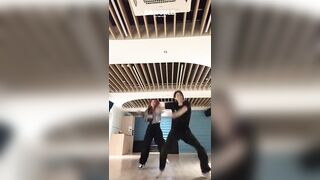 #ITZY #Yeji & #Ryujin did the 'How To Twerk' challenge #howtotwerk #kpop #gidle #miyeon #yuqi #swf2