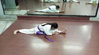 leg full stretching by karate girl - best stretching(2)