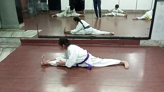 leg full stretching by karate girl - best stretching(2)