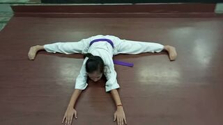 leg full stretching by karate girl - best stretching(1)