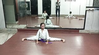 leg full stretching by karate girl - best stretching(1)