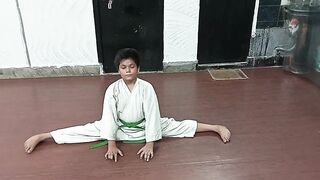 leg full stretching by karate girl - best stretching(1)