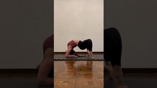 Rotación a puente de antebrazos y Sillita #flexibility #stretching #contortion #entretenimiento