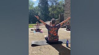 Clase de yoga al aire libre