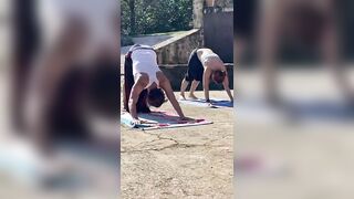 Clase de yoga al aire libre