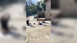 Clase de yoga al aire libre