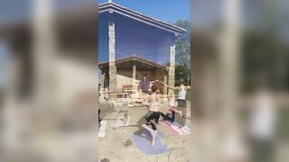 Clase de yoga al aire libre