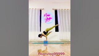 miss yoga giữ thăng bằng nâng sức mạnh đôi tay