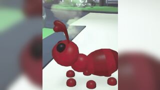 Dang that ant has some moves#adoptme #twerk#pets#Roblox#oate#latetrend