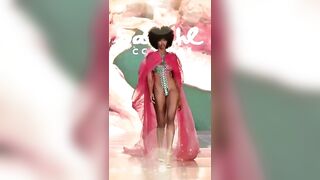 pasarela de modas hermosas mujeres en bikinis