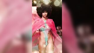 pasarela de modas hermosas mujeres en bikinis