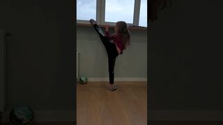 Як тренувати розтяжку шпагату вдома | How to train twine stretching at home