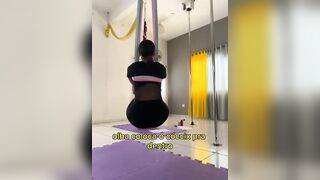 Yoga Aéreo - Postura da Pinça no Ar